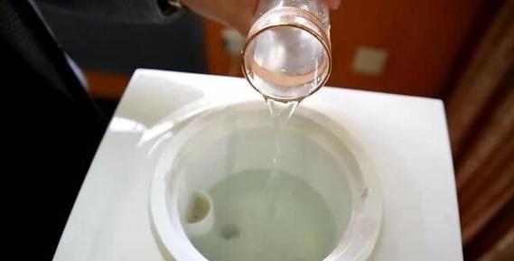 以盐清洗饮水机的方法（轻松清洁）