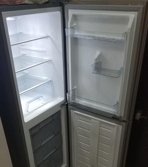 冰箱门清洗指南（轻松清洁）