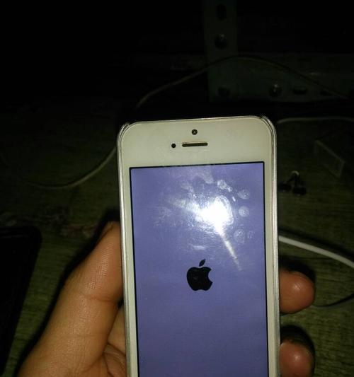 苹果手机白屏故障的修复方法（解决iPhone白屏问题的简易步骤）