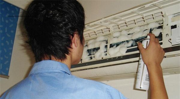 空调漏水处理全攻略（简单方法帮你解决空调漏水困扰）