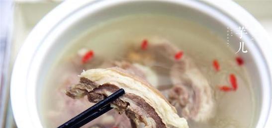 炖羊肉汤时如何去除膻味？分享一个炖羊肉汤的小技巧是什么？
