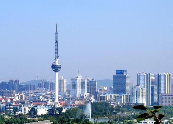 那个像电视机的建筑物是什么名字？它的设计有何特色？
