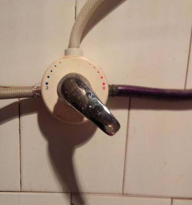 海尔热水器塑料阀门拆卸步骤？