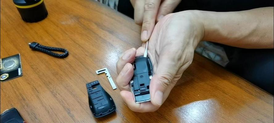 电池怎么撬盖电瓶车电池？撬盖步骤和注意事项是什么？