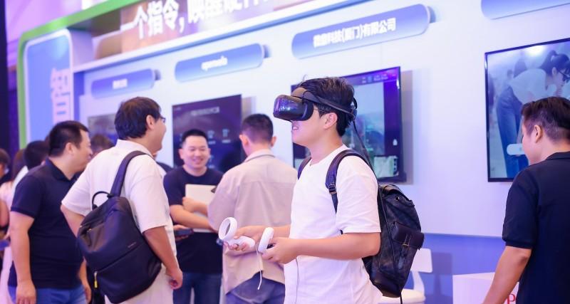 DPVR AI 眼镜亮相百度云大会