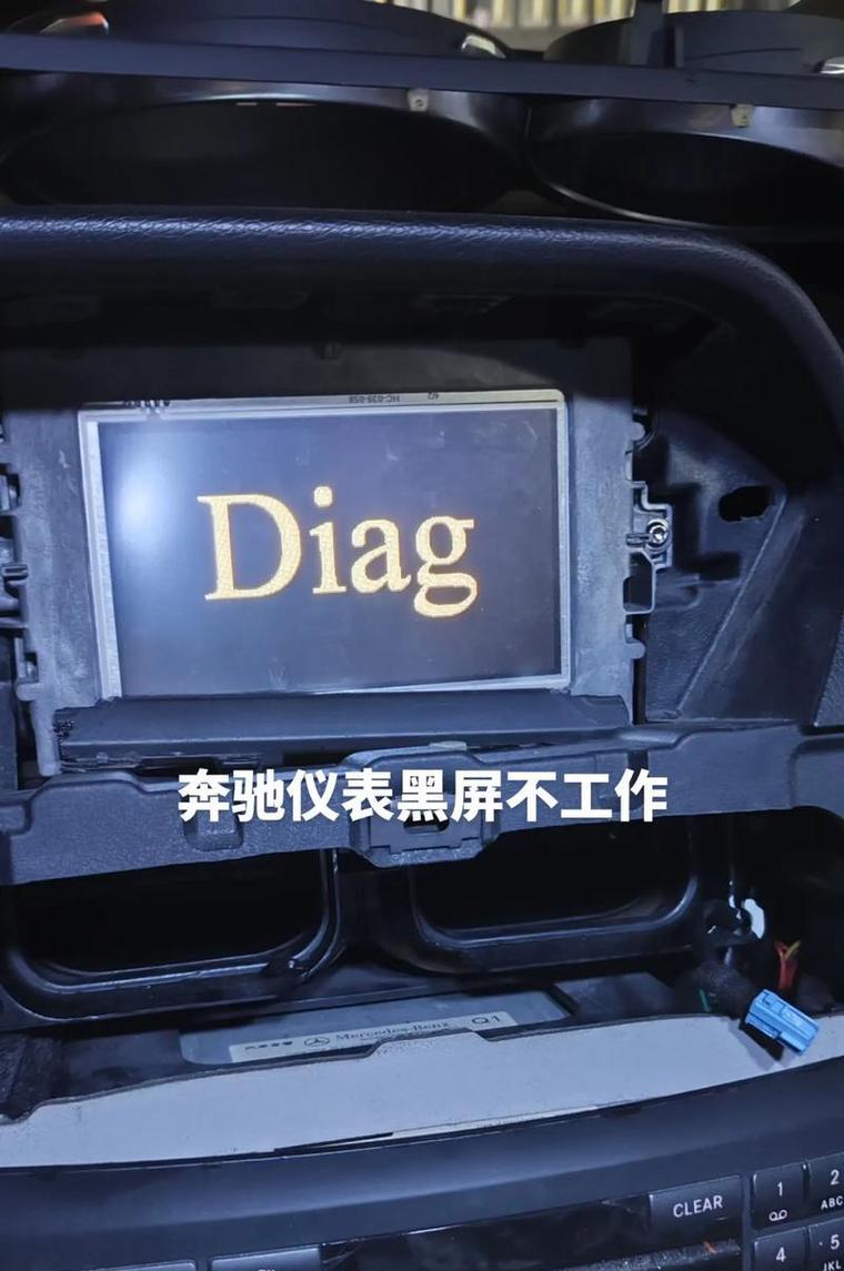 显示器屏幕黑屏的原因解析（探索显示器屏幕黑屏的可能原因及解决方法）