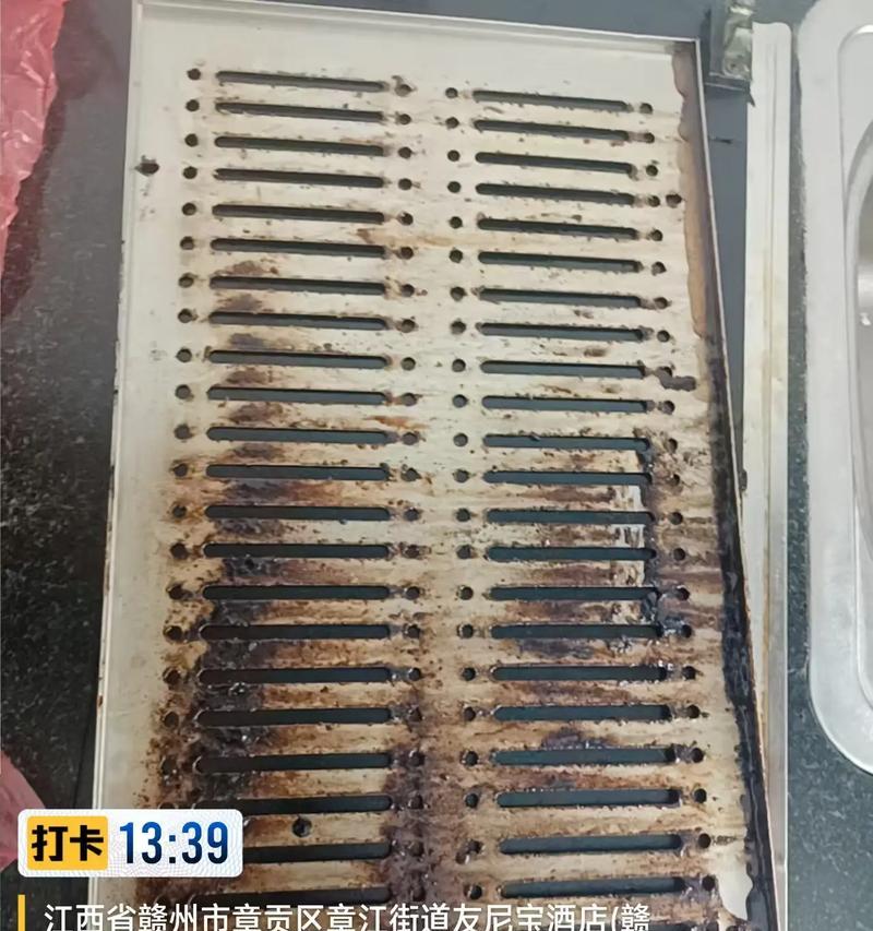 如何正确清洗斜油烟机（清洗斜油烟机的步骤与技巧）