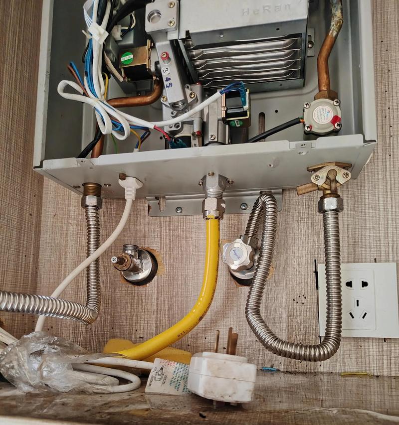 热水器回火问题解析（了解热水器回火的原因和修复方法）