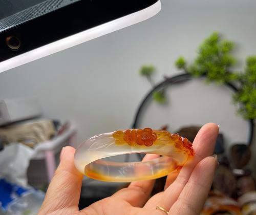 雕花气质手环佩戴方法是什么？如何调整以适应不同手腕？